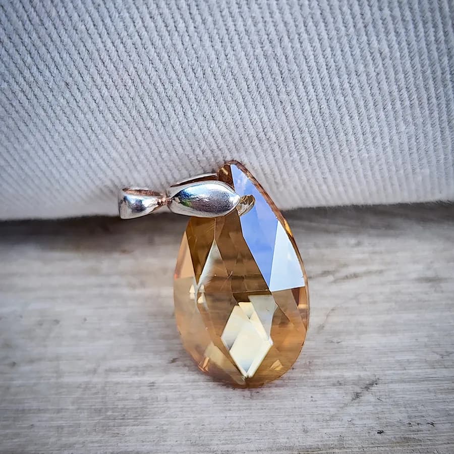 Dije Gota de Agua Dorada